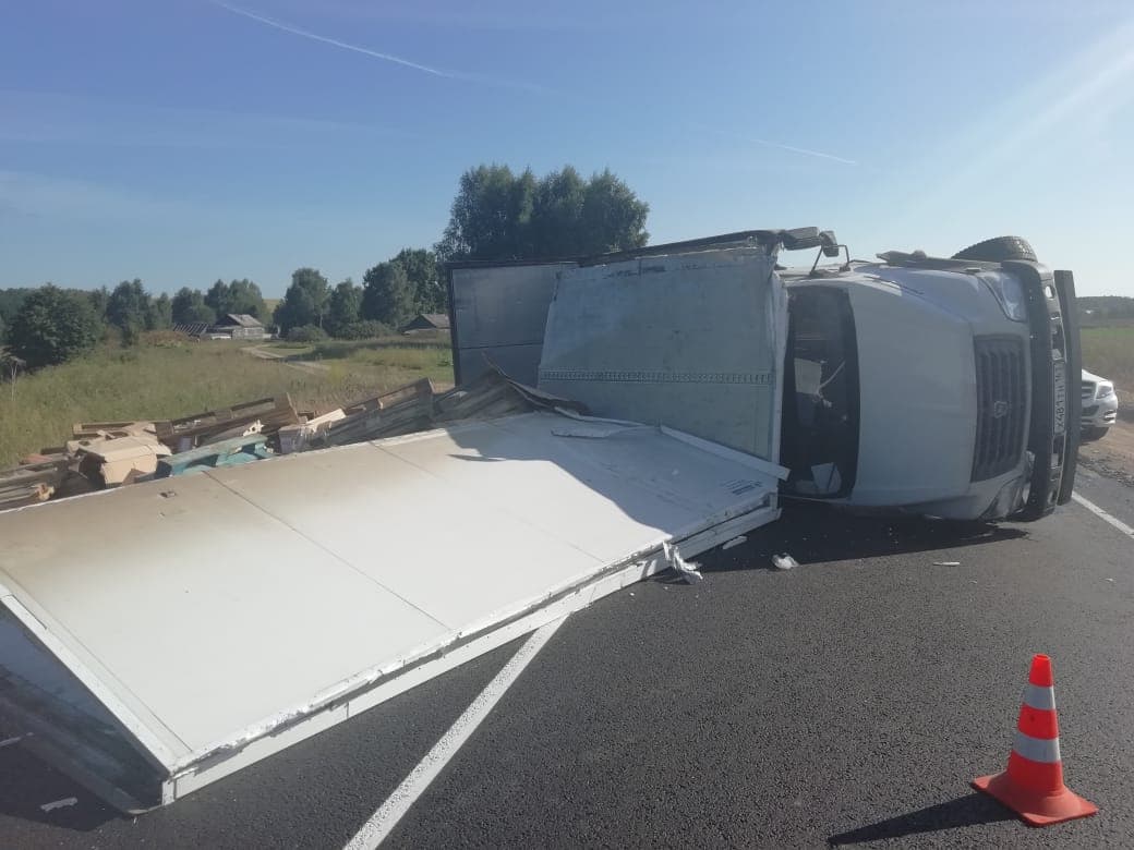 В Советском районе водитель на “Весте” выехал на встречку и врезался в “Газельку”