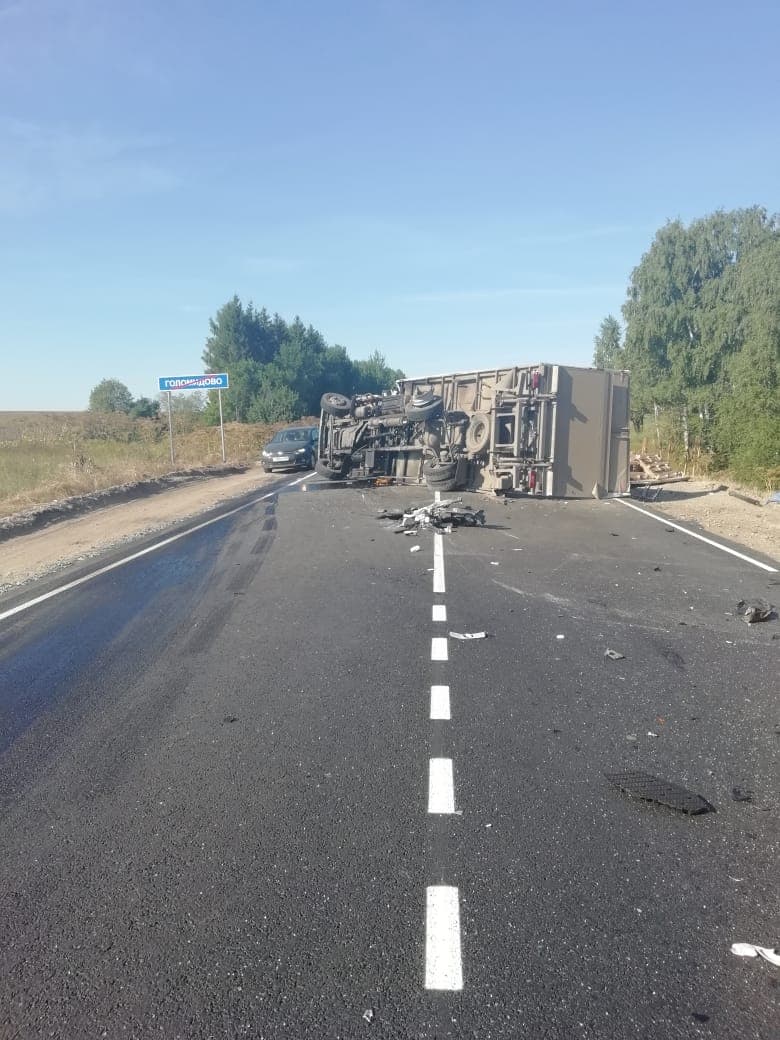 В Советском районе водитель на “Весте” выехал на встречку и врезался в “Газельку”