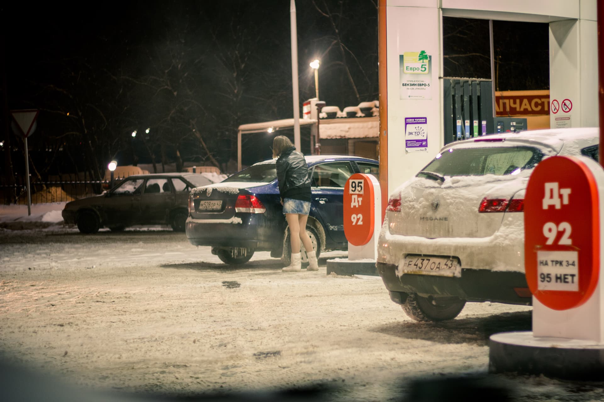 Бензин отбивает рубль. На «Лукойле» 92-й подорожал на 10 копеек