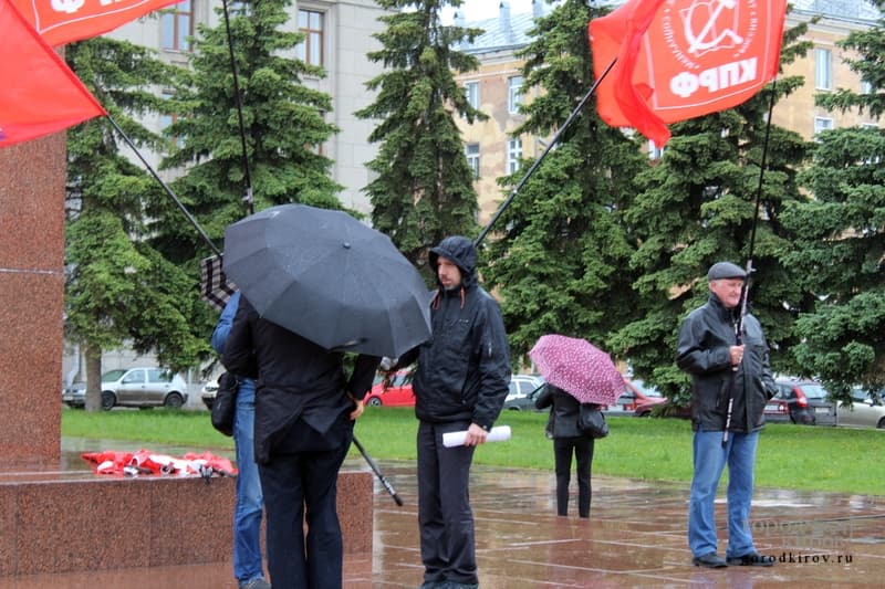На Театральной площади прошел пикет против повышения цен на бензин