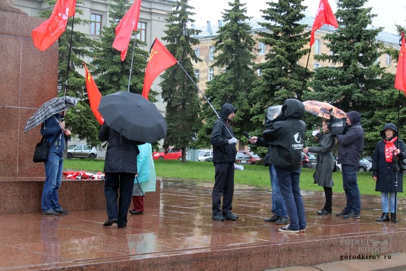 На Театральной площади прошел пикет против повышения цен на бензин