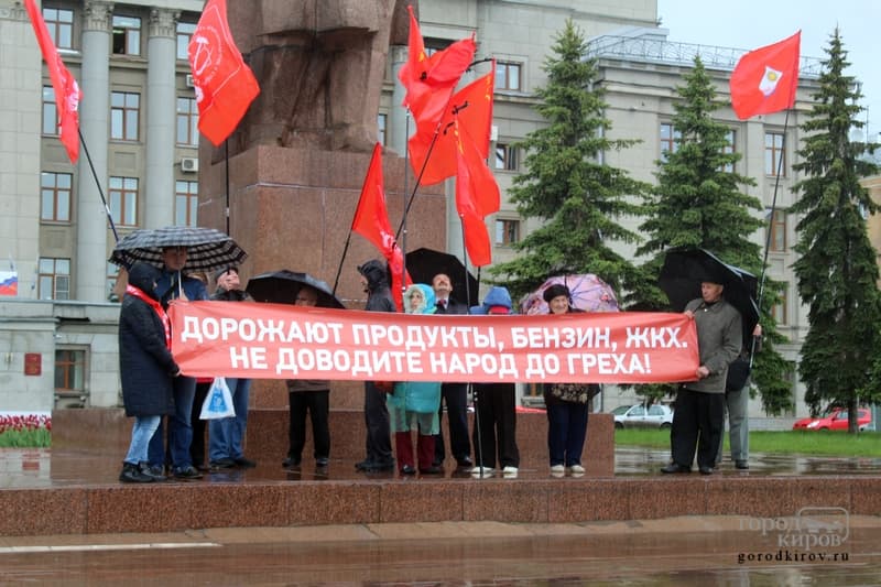 На Театральной площади прошел пикет против повышения цен на бензин