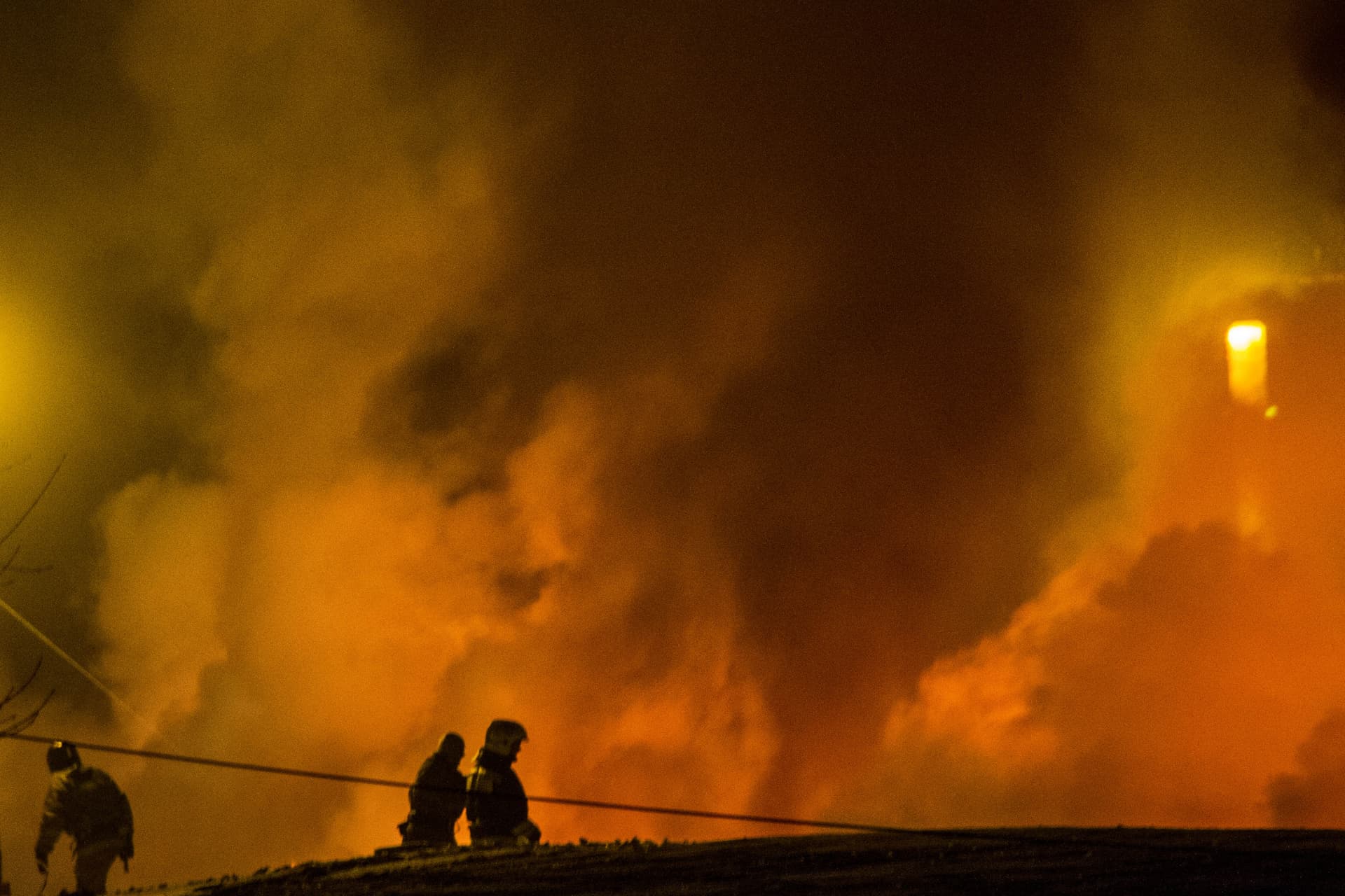 На Солнечной вспыхнул бокс с тремя машинами