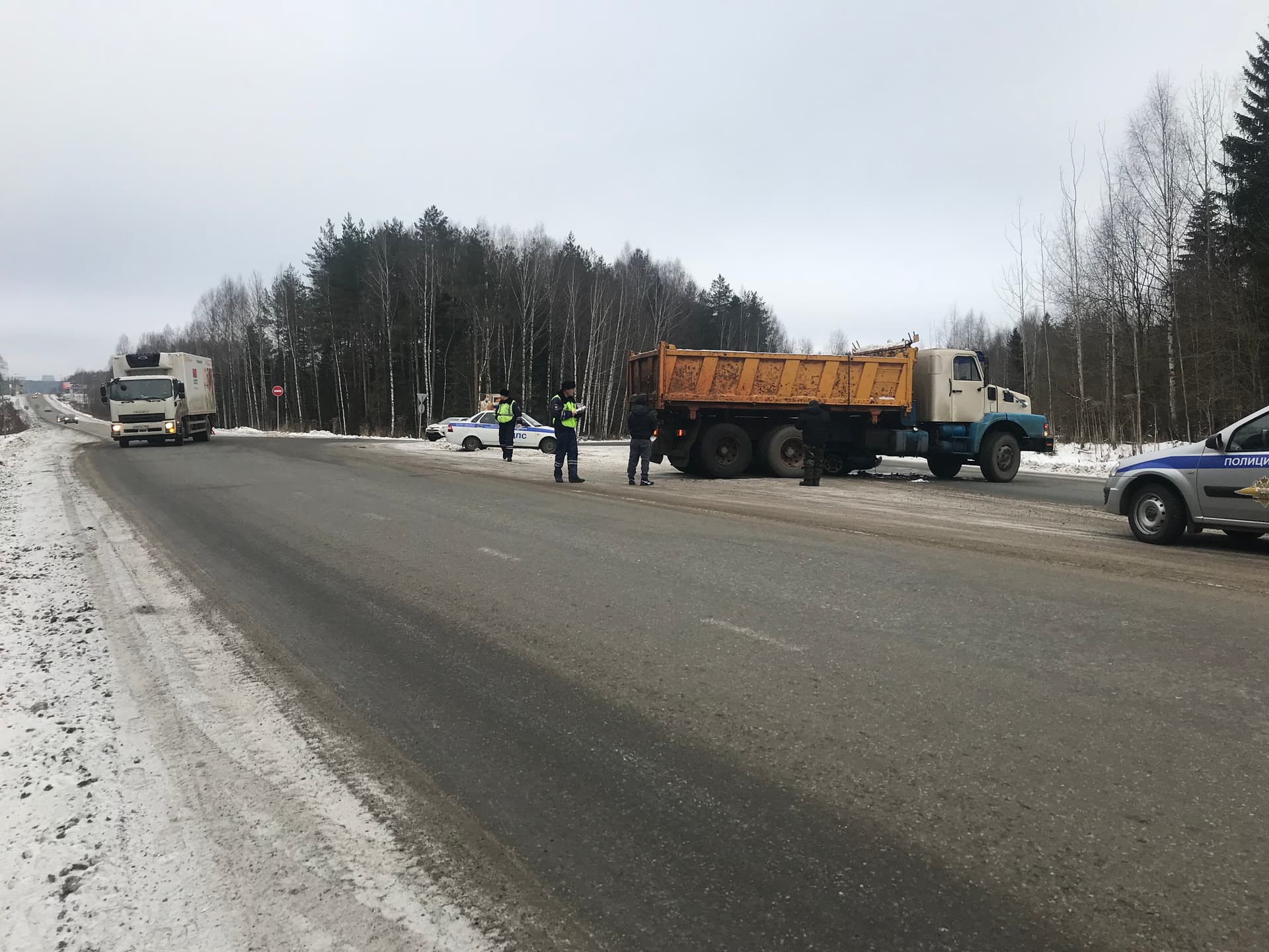 Две женщины и один ребенок были в ВАЗе, залетевшем под грузовик