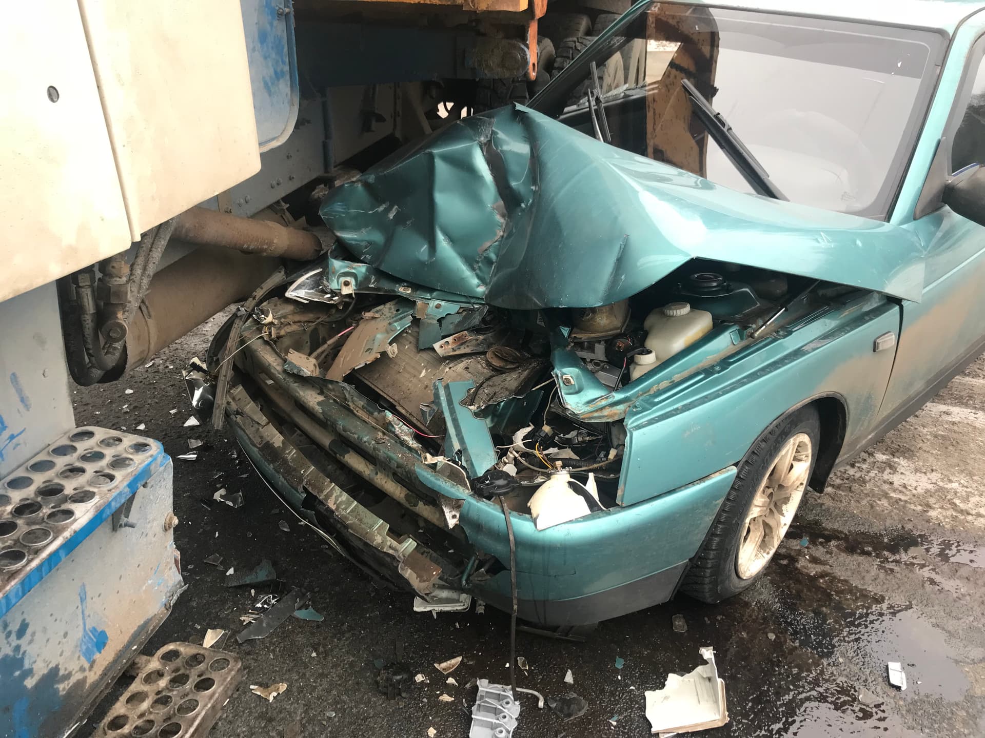 Две женщины и один ребенок были в ВАЗе, залетевшем под грузовик