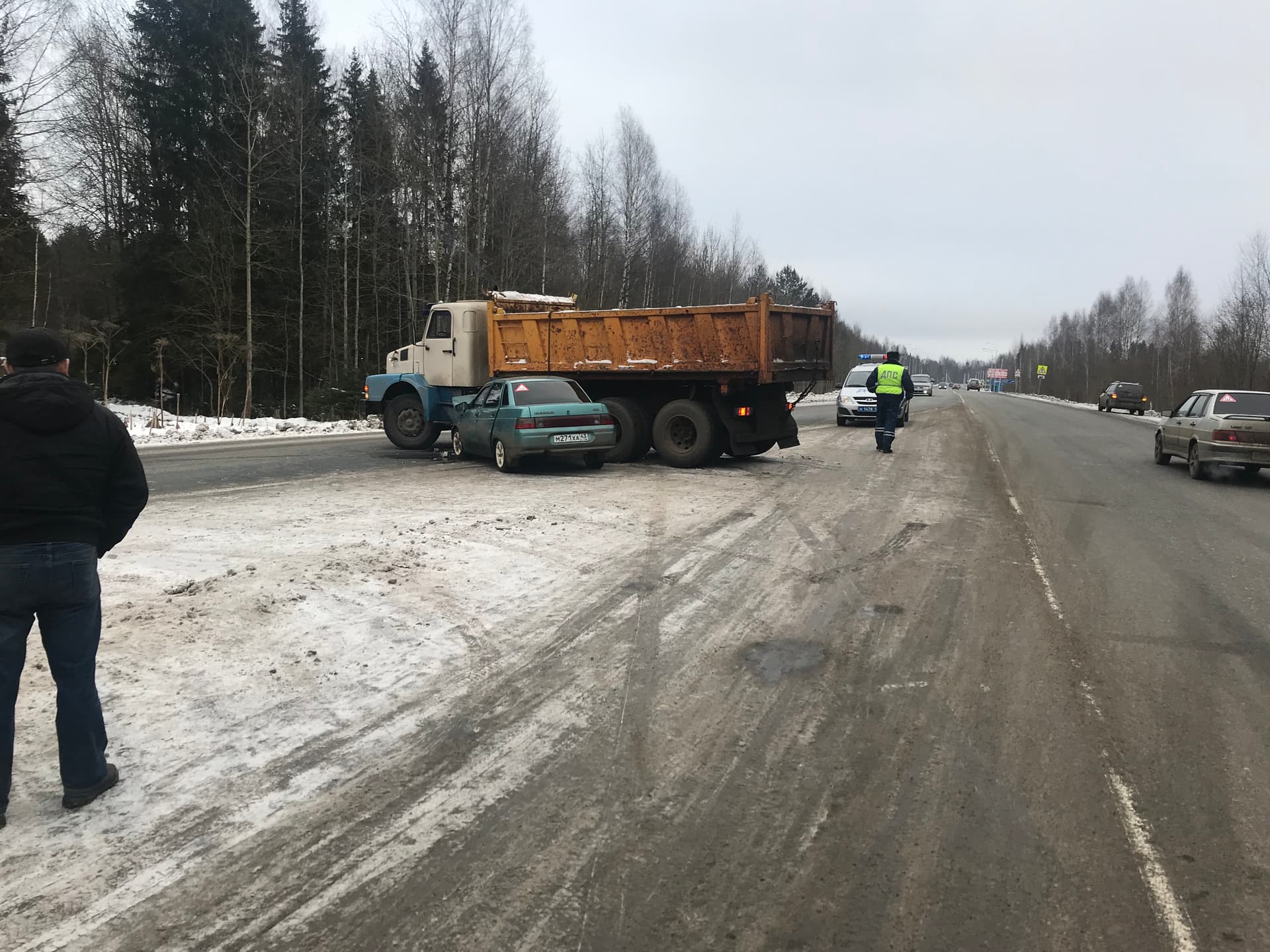 Две женщины и один ребенок были в ВАЗе, залетевшем под грузовик