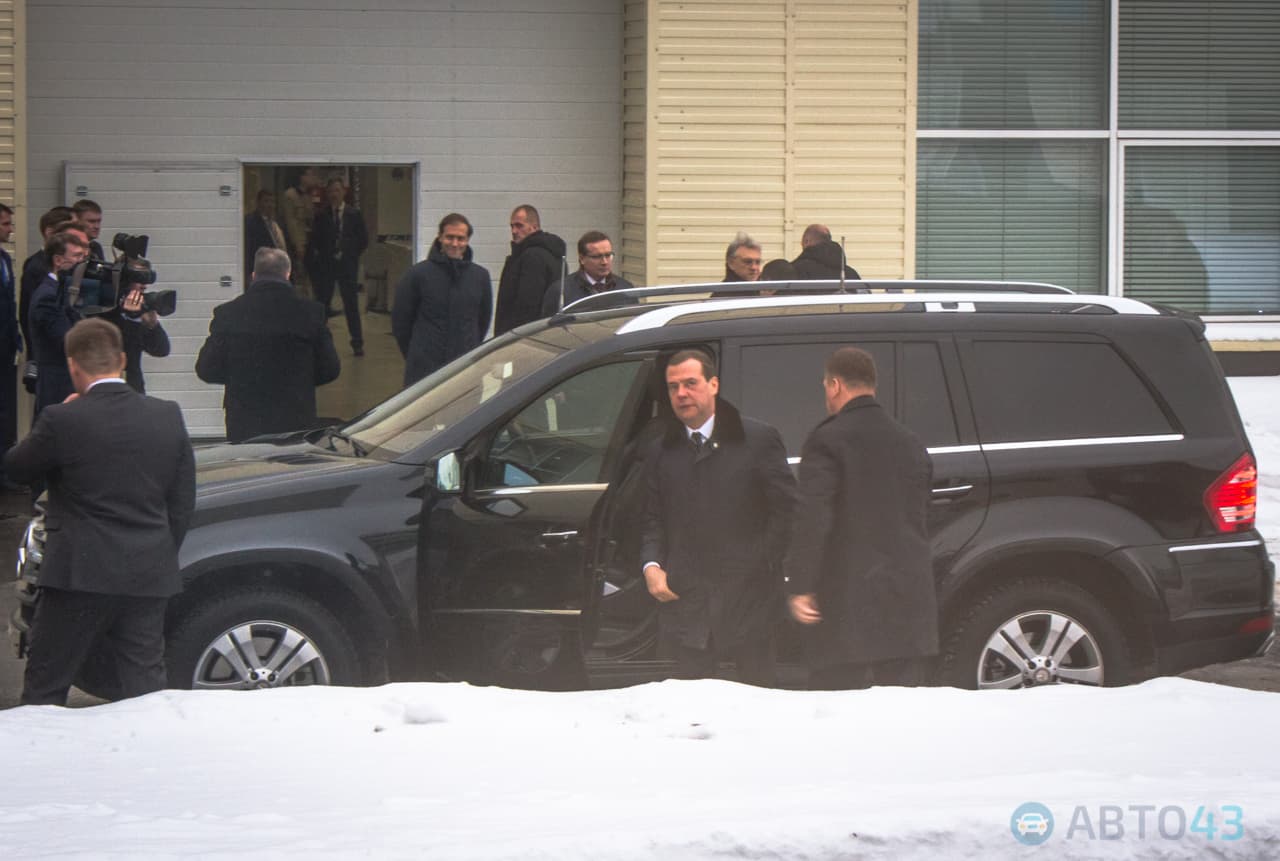 Дмитрий Медведев в Кирове сам сел за руль Mercedes