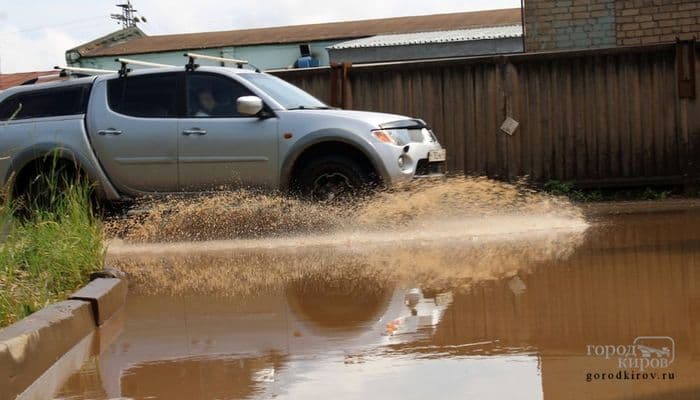 Как правильно ездить по глубоким лужам на автомобиле?