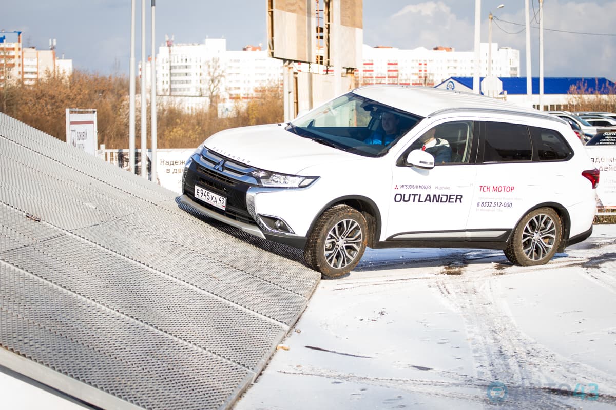 Мороз и солнце. Автосалон «Мотор» отметил 25-летие