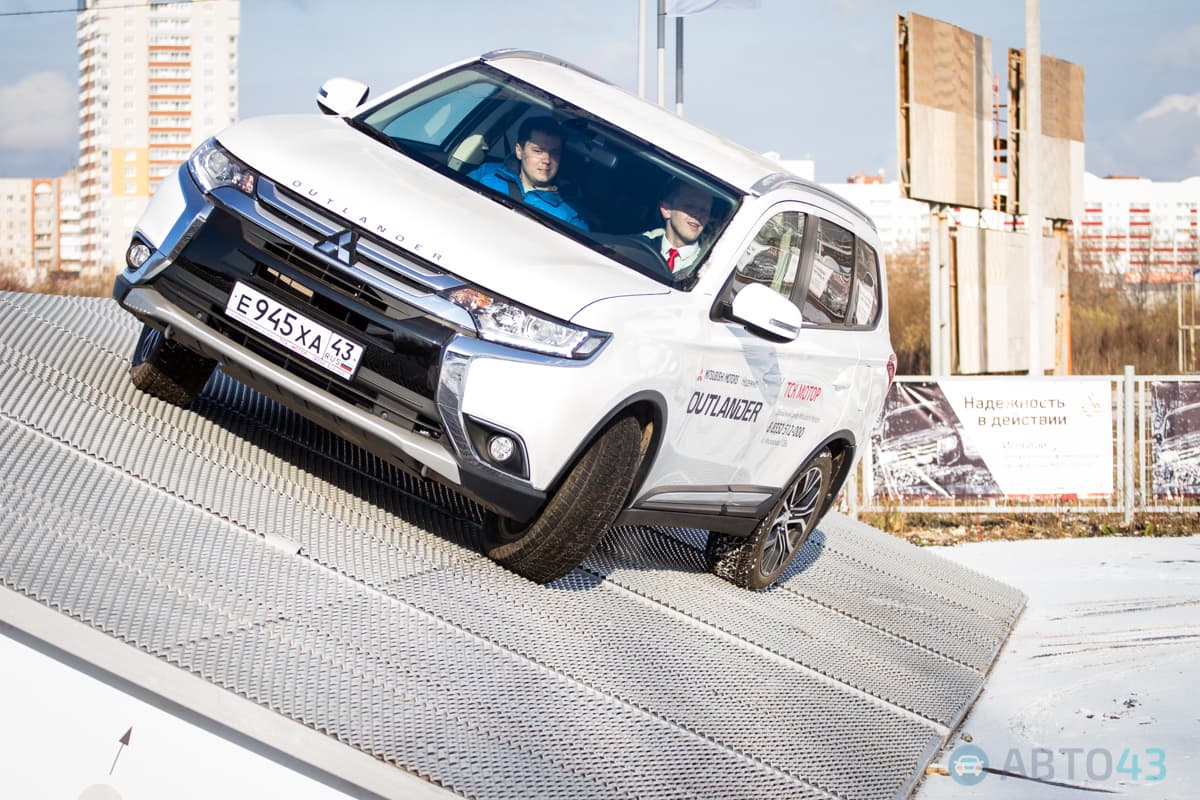 Мороз и солнце. Автосалон «Мотор» отметил 25-летие