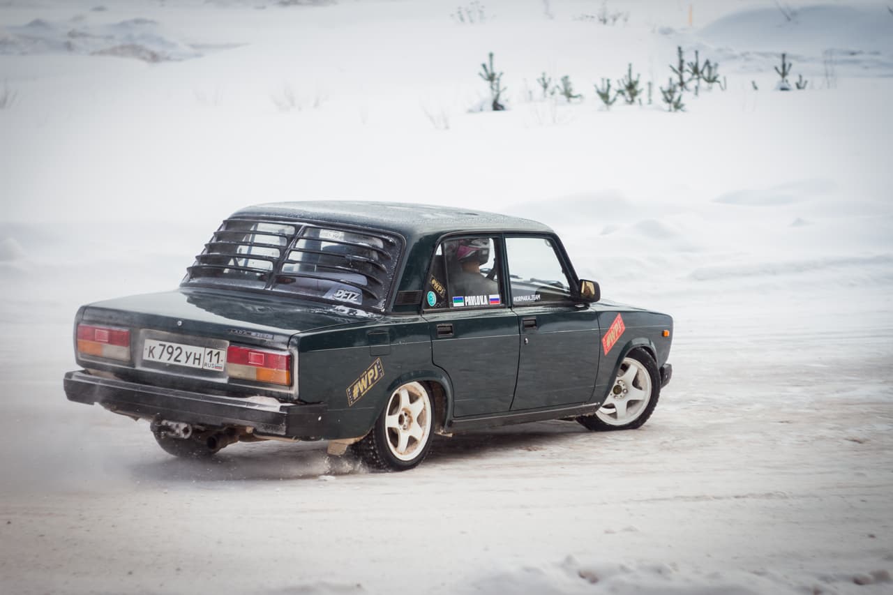 В поворот боком: в Кирове прошли соревнования по зимнему дрифту