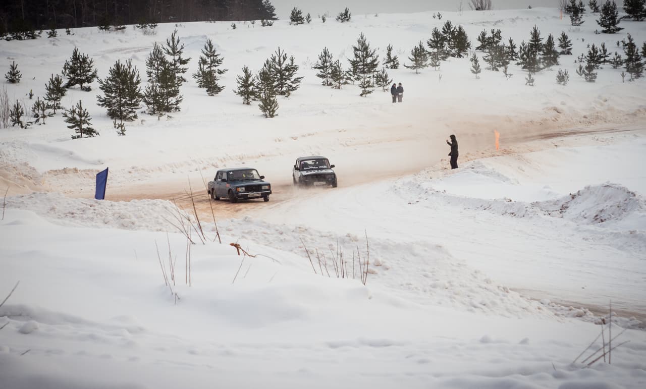 В поворот боком: в Кирове прошли соревнования по зимнему дрифту