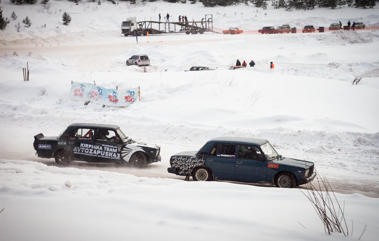 В поворот боком: в Кирове прошли соревнования по зимнему дрифту