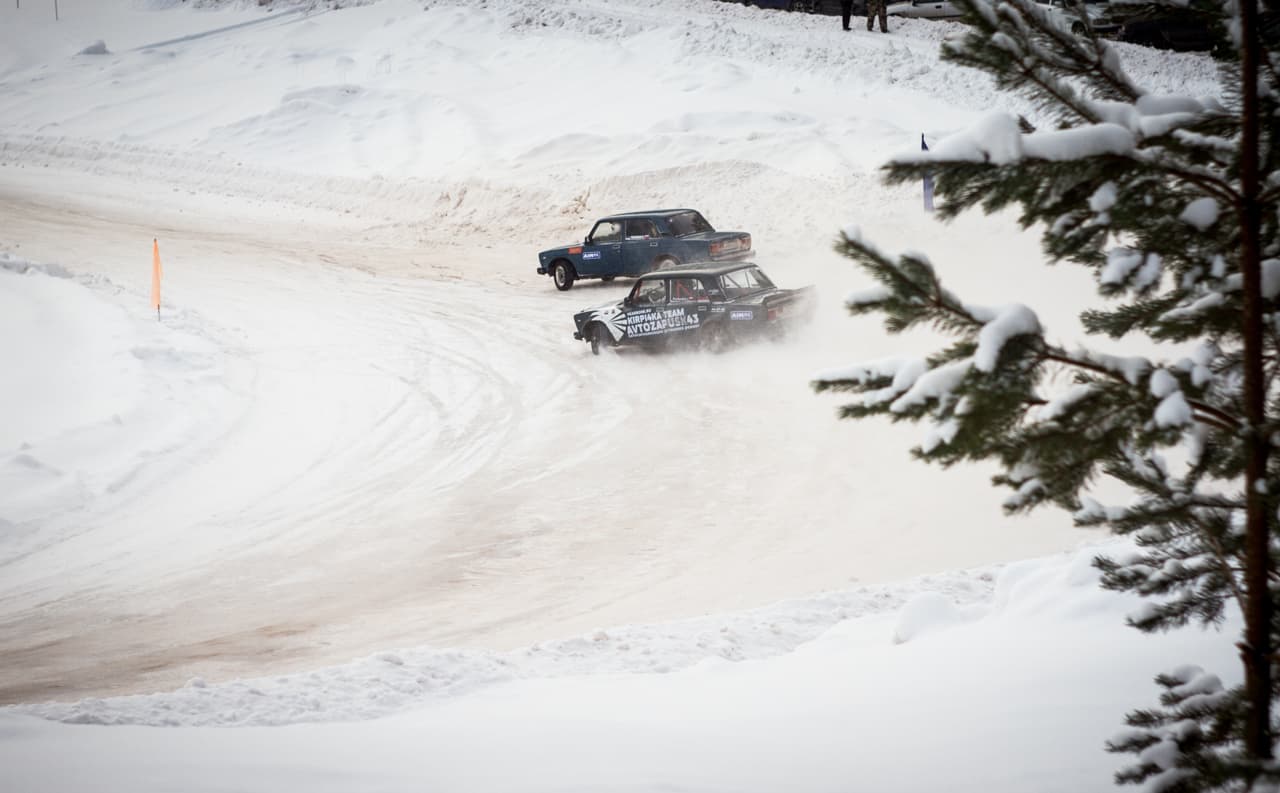 В поворот боком: в Кирове прошли соревнования по зимнему дрифту