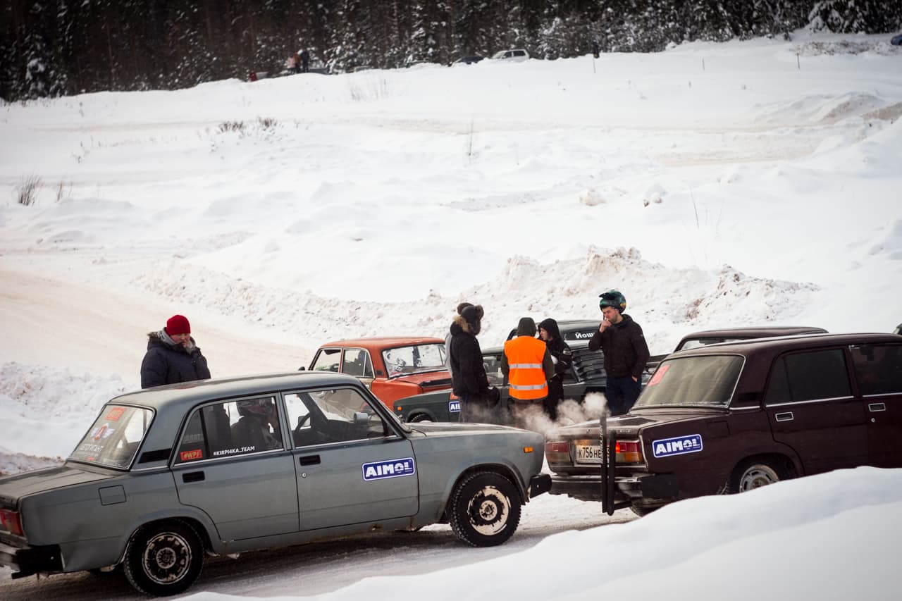 В поворот боком: в Кирове прошли соревнования по зимнему дрифту