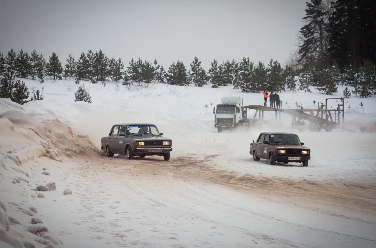 В поворот боком: в Кирове прошли соревнования по зимнему дрифту