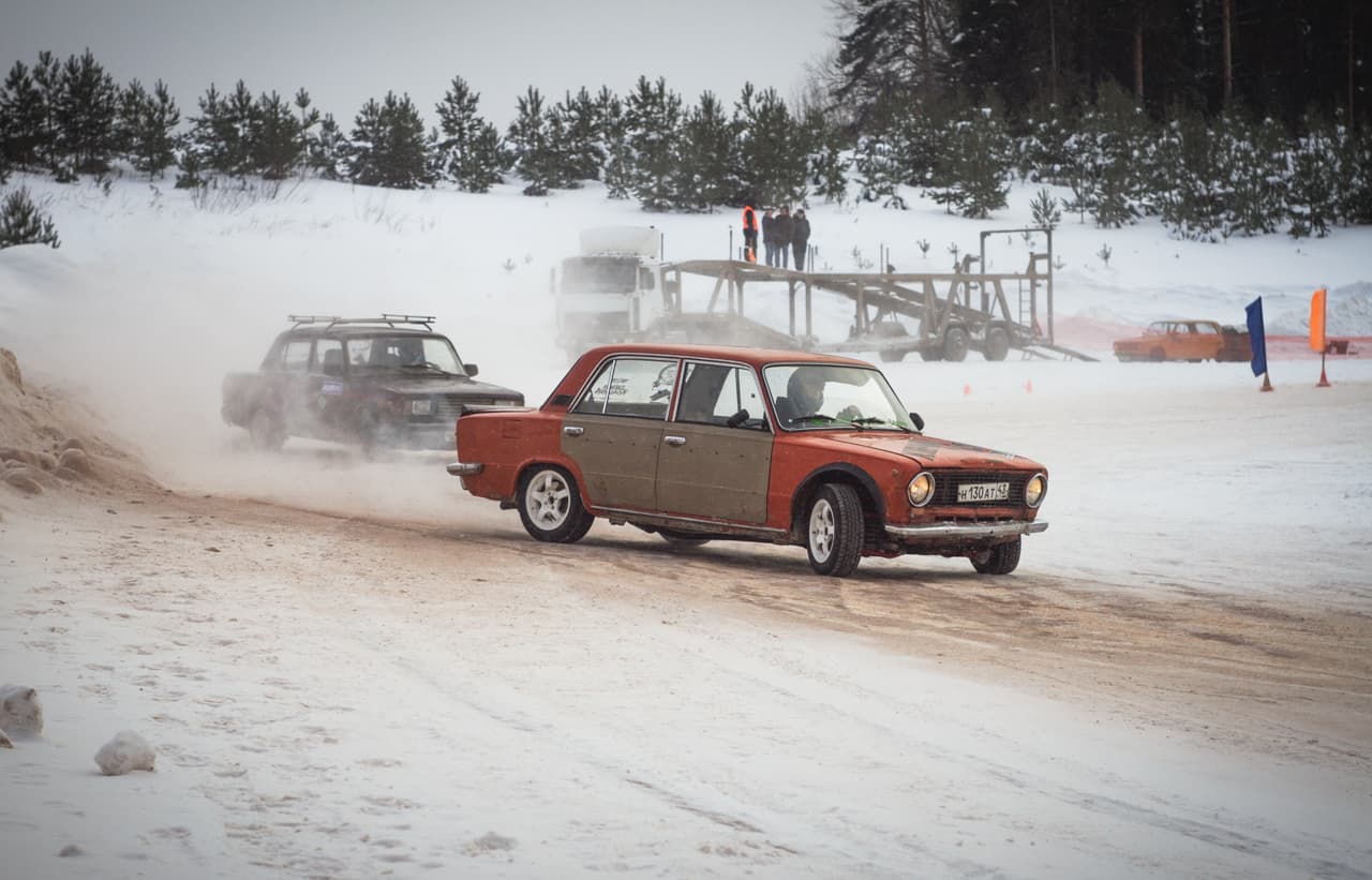 В поворот боком: в Кирове прошли соревнования по зимнему дрифту