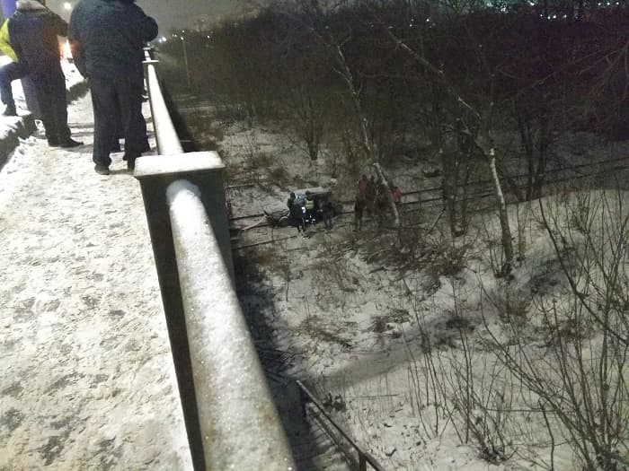 "Полёт ненормальный": с моста на Воровского вылетела легковушка 