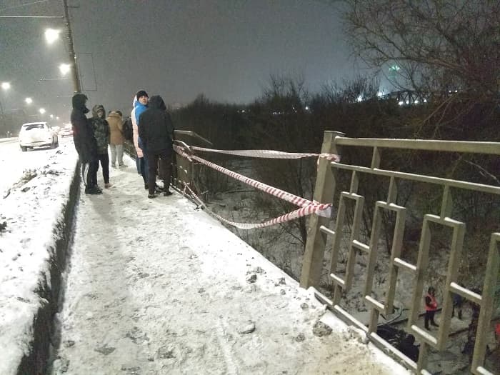 "Полёт ненормальный": с моста на Воровского вылетела легковушка 