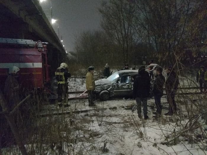 "Полёт ненормальный": с моста на Воровского вылетела легковушка 