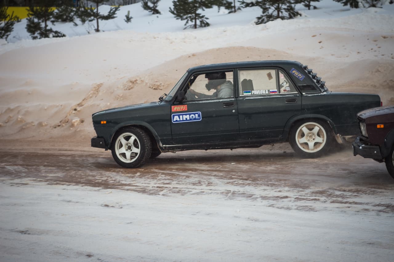 В поворот боком: в Кирове прошли соревнования по зимнему дрифту
