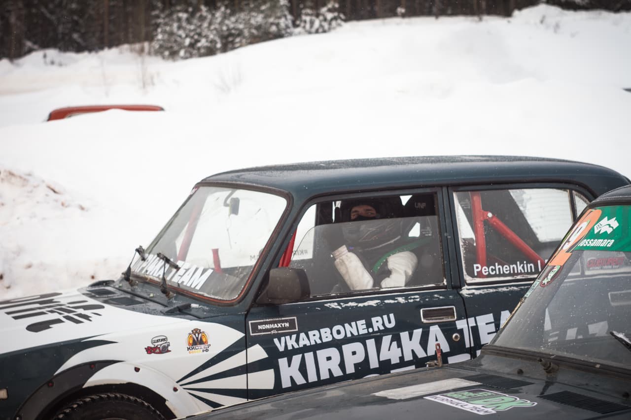В поворот боком: в Кирове прошли соревнования по зимнему дрифту