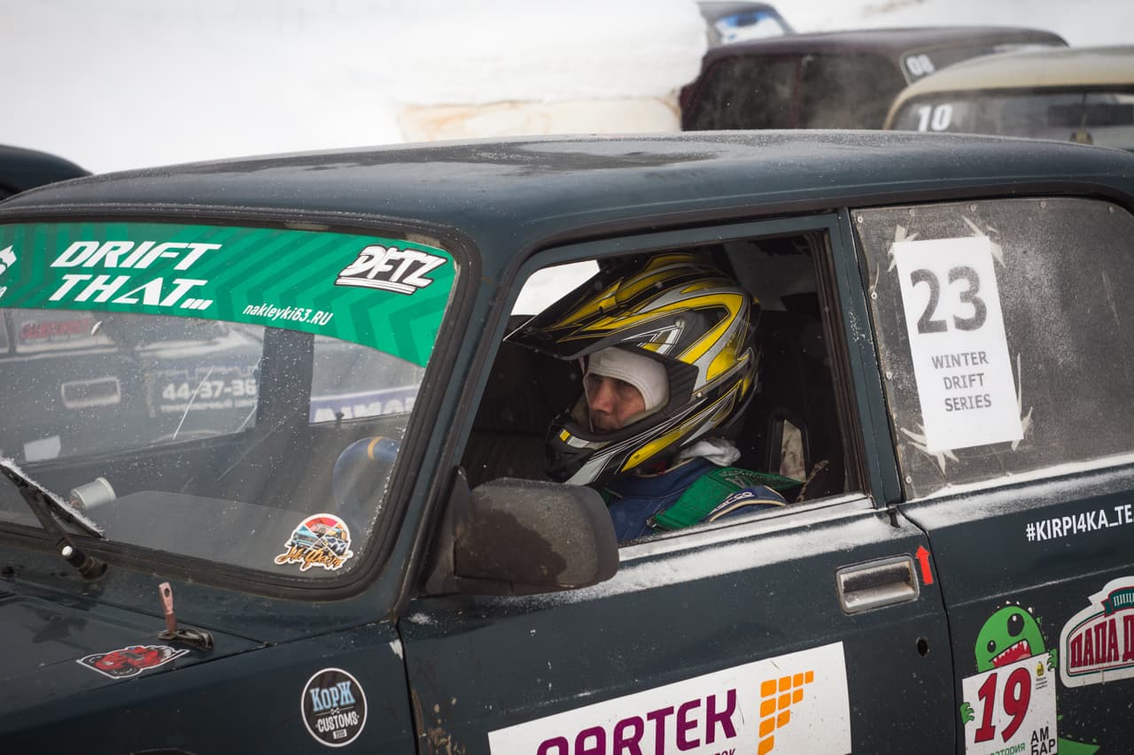 В поворот боком: в Кирове прошли соревнования по зимнему дрифту