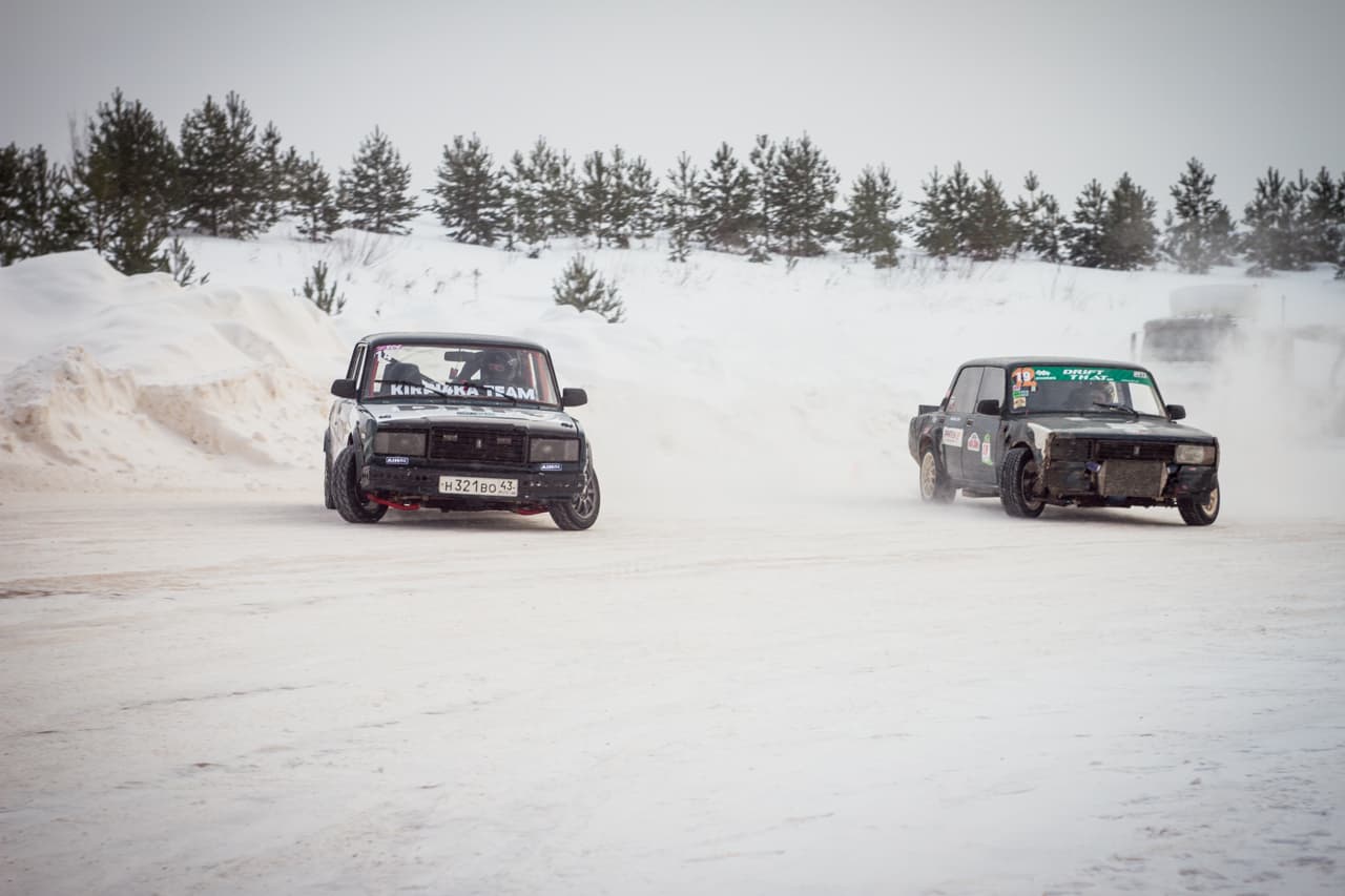 В поворот боком: в Кирове прошли соревнования по зимнему дрифту