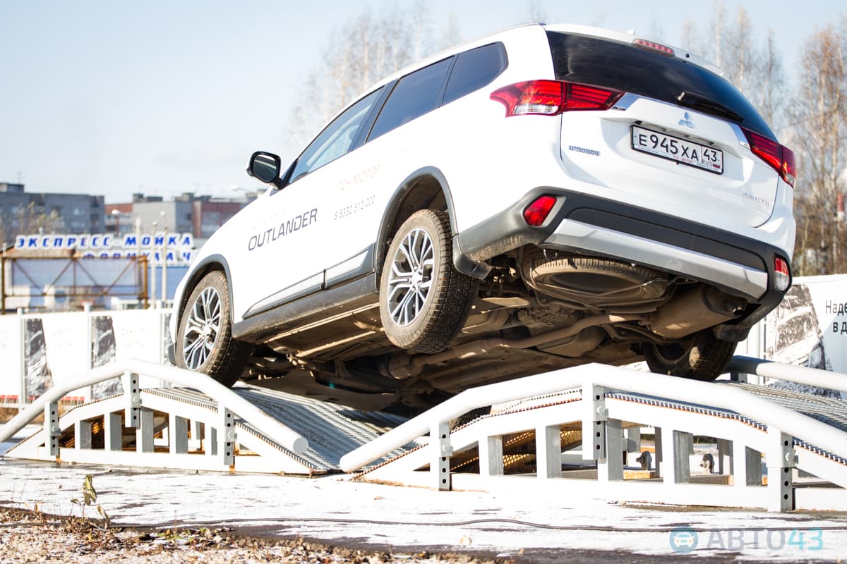 Мороз и солнце. Автосалон «Мотор» отметил 25-летие