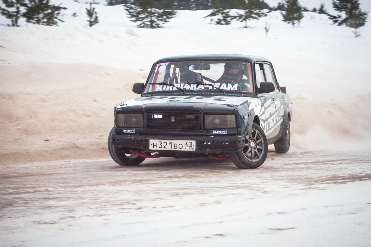 В поворот боком: в Кирове прошли соревнования по зимнему дрифту