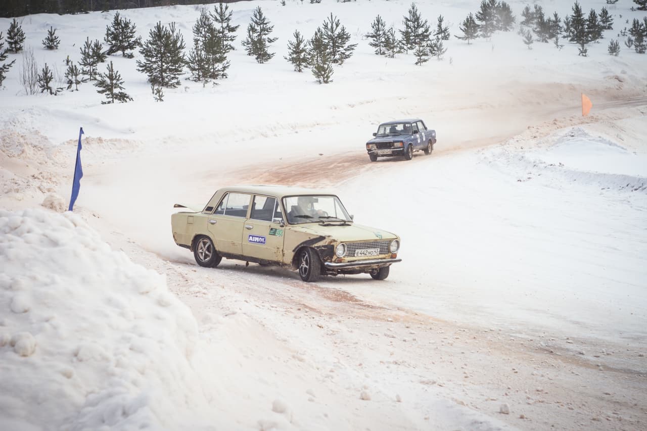В поворот боком: в Кирове прошли соревнования по зимнему дрифту