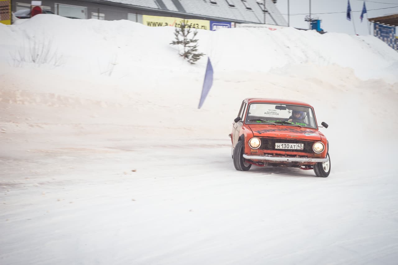 В поворот боком: в Кирове прошли соревнования по зимнему дрифту