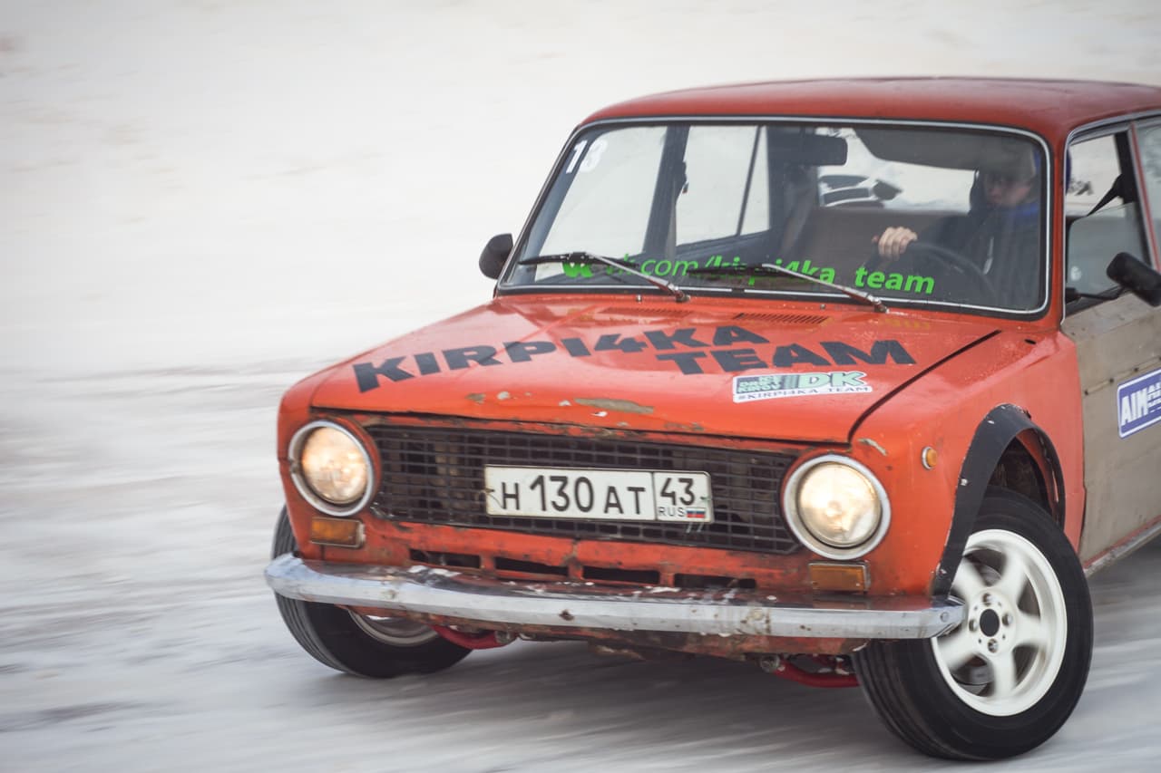 В поворот боком: в Кирове прошли соревнования по зимнему дрифту