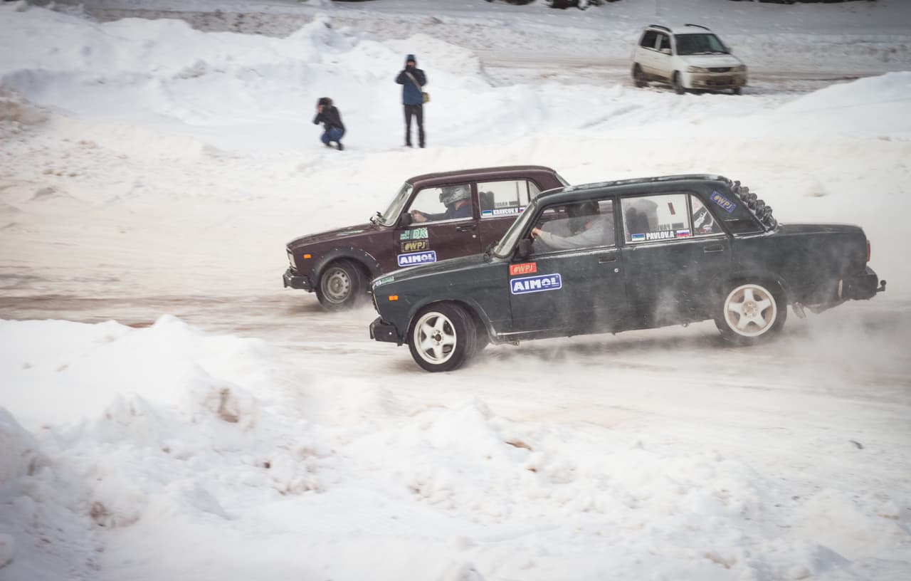 В поворот боком: в Кирове прошли соревнования по зимнему дрифту