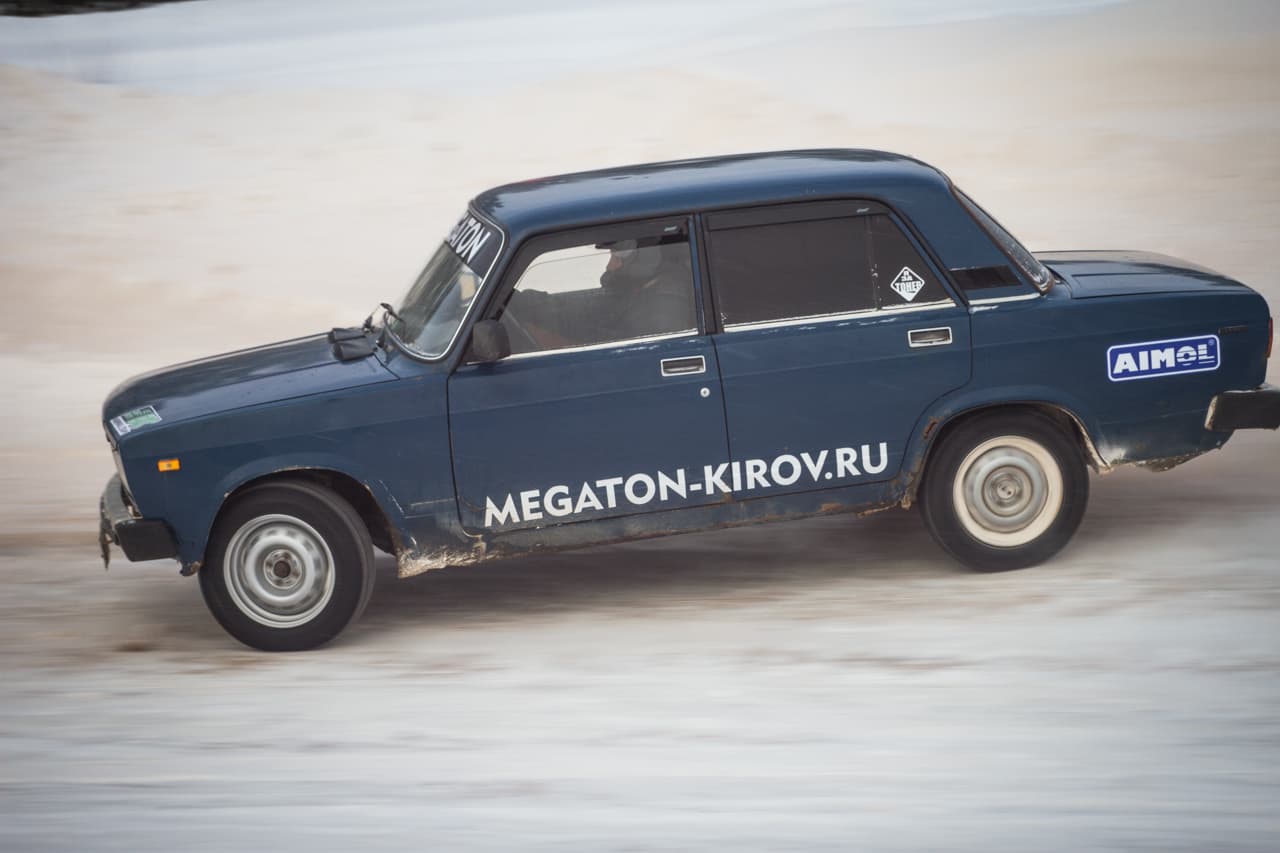 В поворот боком: в Кирове прошли соревнования по зимнему дрифту