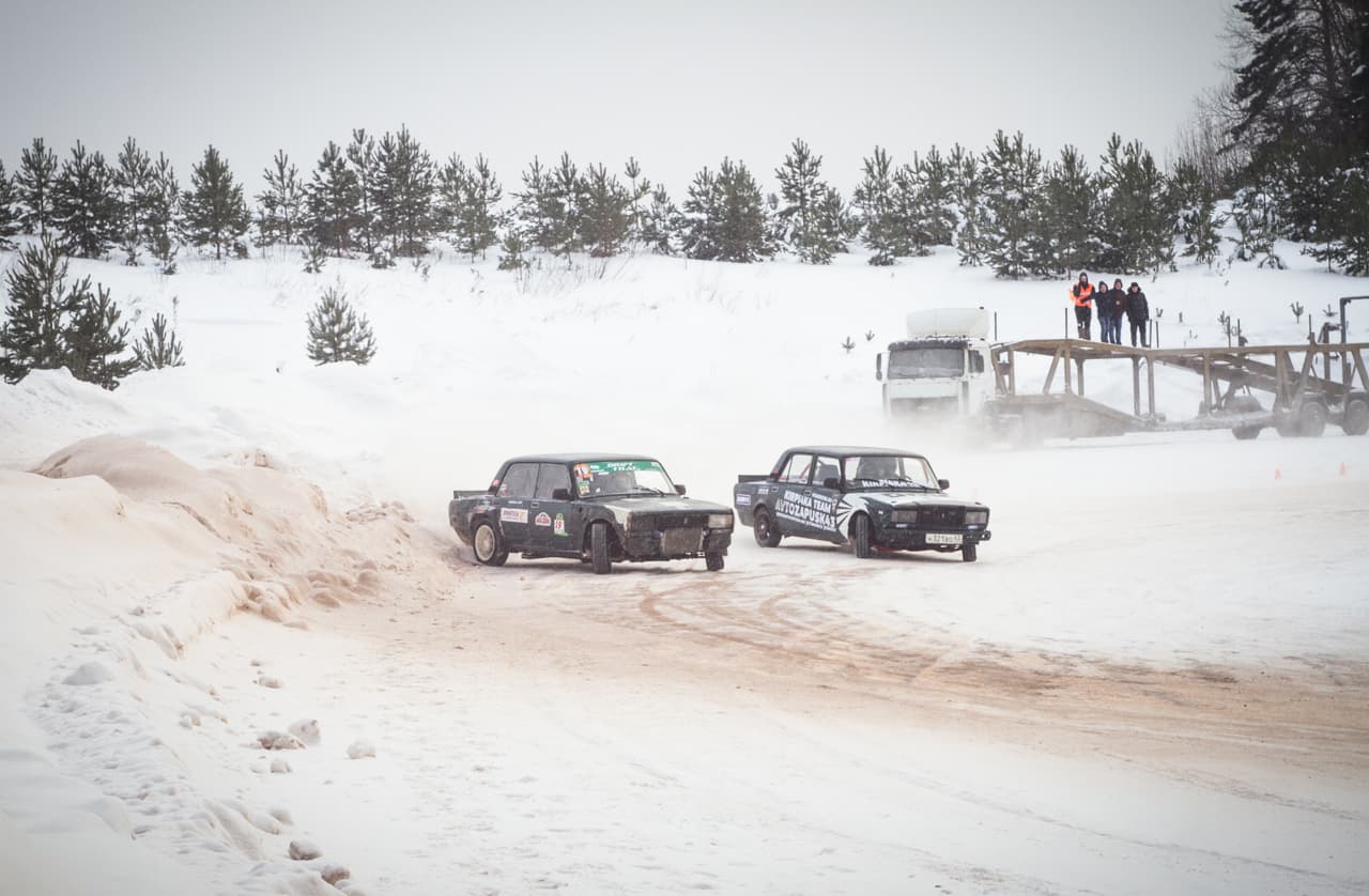 В поворот боком: в Кирове прошли соревнования по зимнему дрифту