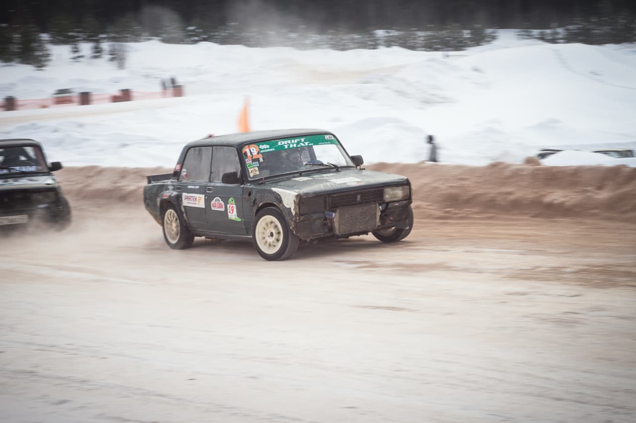 В поворот боком: в Кирове прошли соревнования по зимнему дрифту