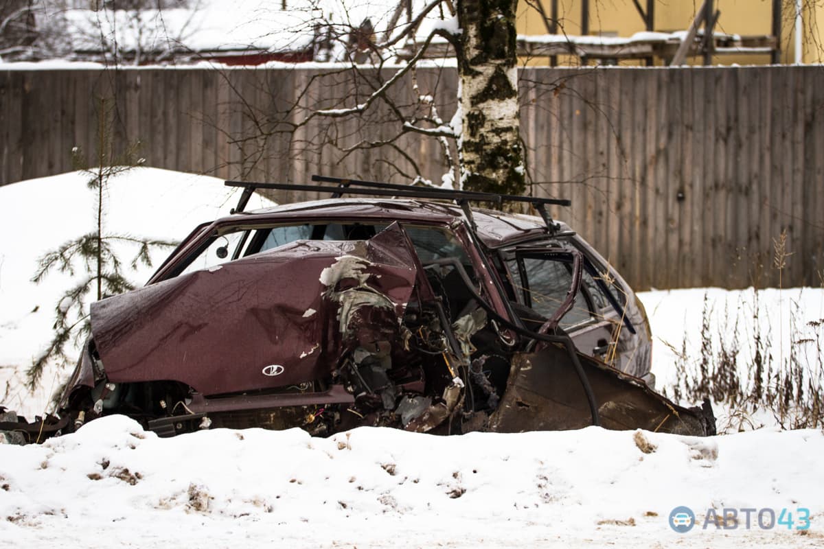 В Ганино машину разворотило о столб: водитель погиб