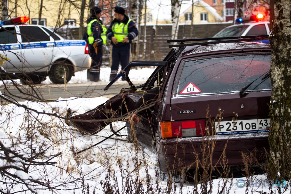 В Ганино машину разворотило о столб: водитель погиб