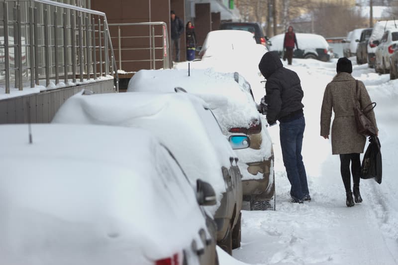 Утро начиниется не с кофе: кировские водители взялись за лопаты и щетки