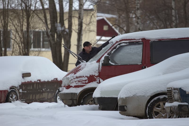 Утро начиниется не с кофе: кировские водители взялись за лопаты и щетки