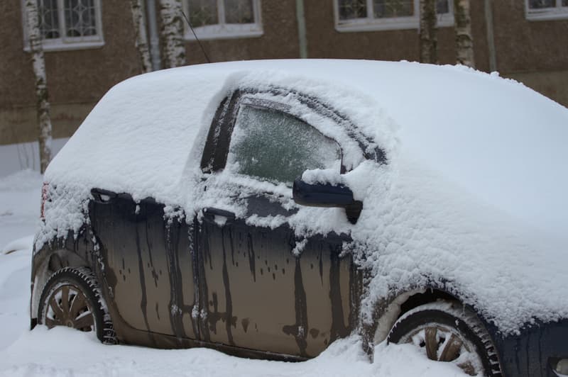 Утро начиниется не с кофе: кировские водители взялись за лопаты и щетки