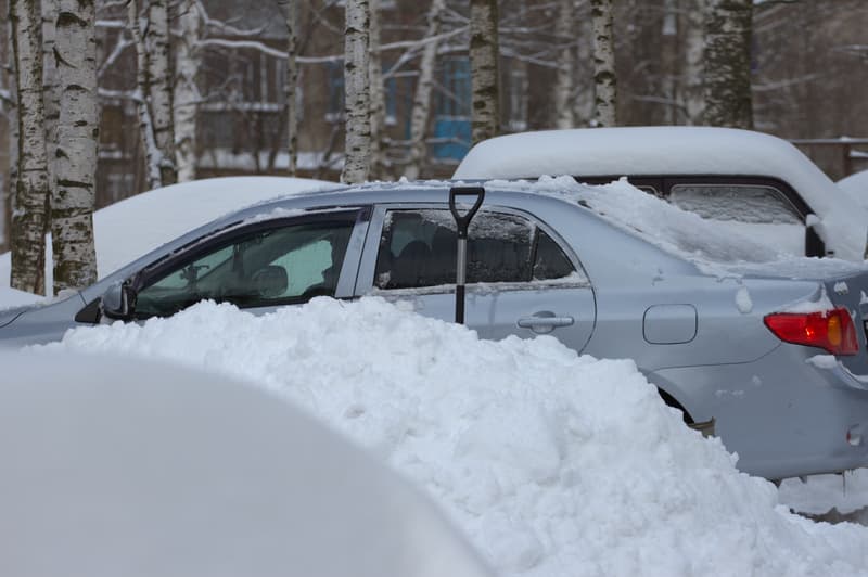 Утро начиниется не с кофе: кировские водители взялись за лопаты и щетки