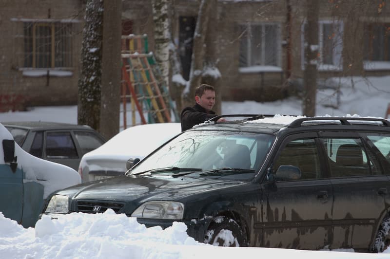 Утро начиниется не с кофе: кировские водители взялись за лопаты и щетки