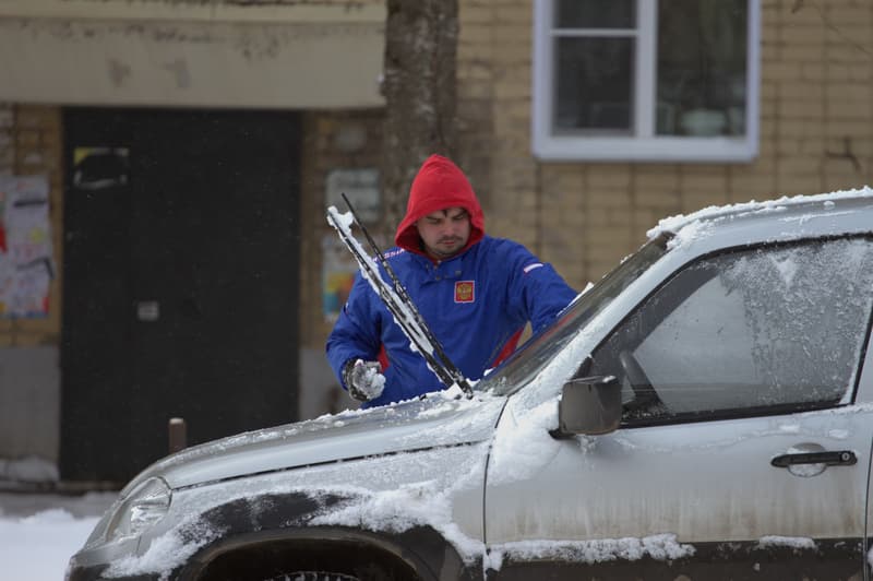 Утро начиниется не с кофе: кировские водители взялись за лопаты и щетки