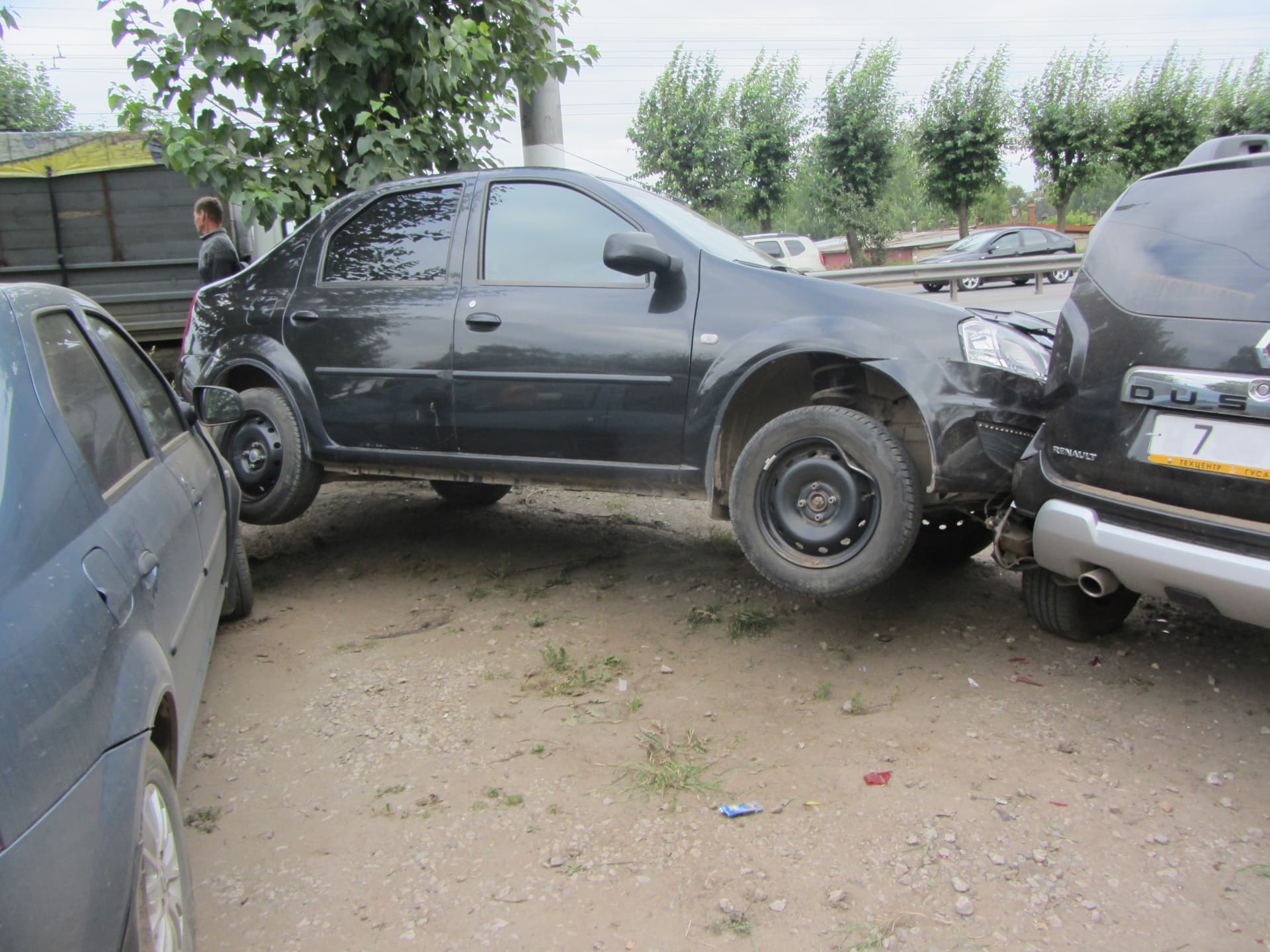 Хотел развернуться и повредил 5 машин - авария на Производственной