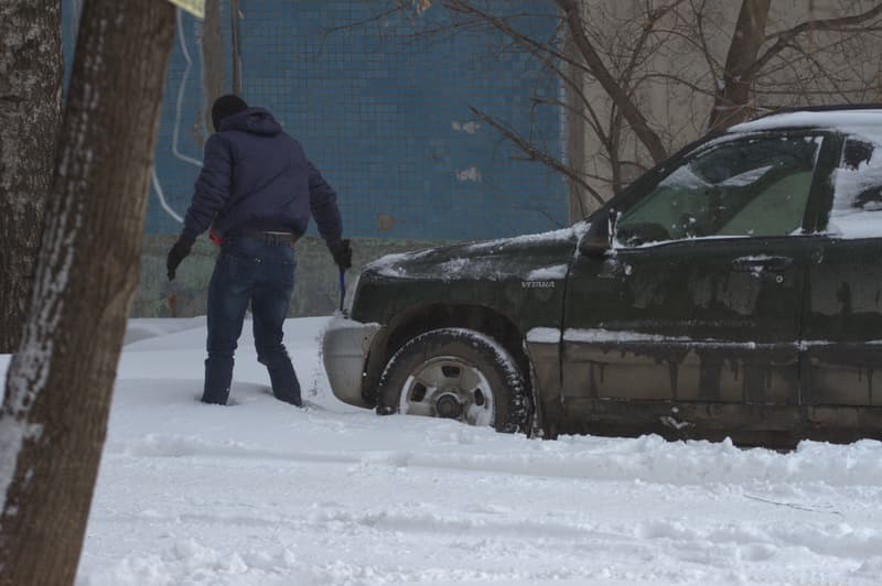 Утро начиниется не с кофе: кировские водители взялись за лопаты и щетки