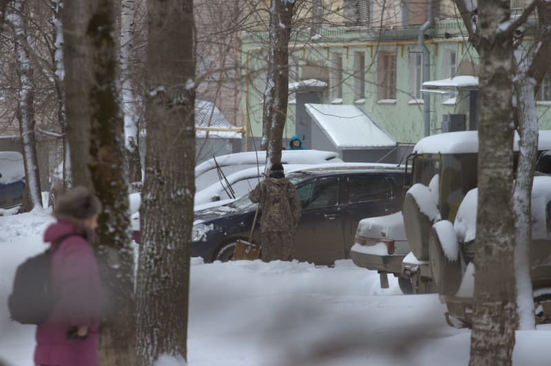 Утро начиниется не с кофе: кировские водители взялись за лопаты и щетки