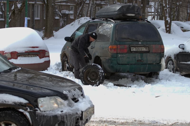 Утро начиниется не с кофе: кировские водители взялись за лопаты и щетки