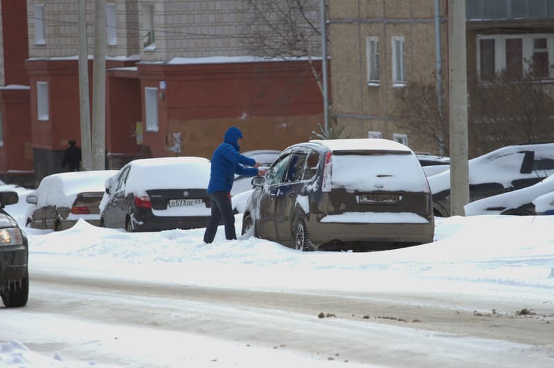 Утро начиниется не с кофе: кировские водители взялись за лопаты и щетки